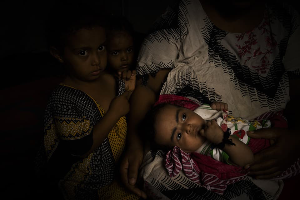 A mother who has fled the war in Yemen with her three children, comforts her baby who is sick and can not get access to medicine in the refugee camp in Obock, Djibouti, January 13, 2015.