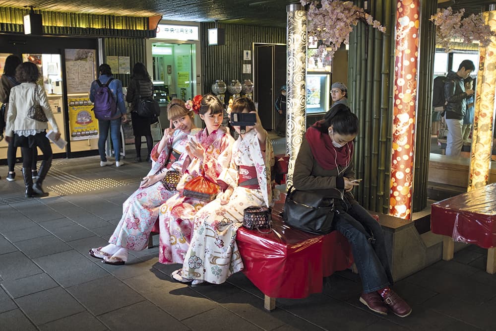 paul ratje girls in kimonos taking selfie kyoto japan