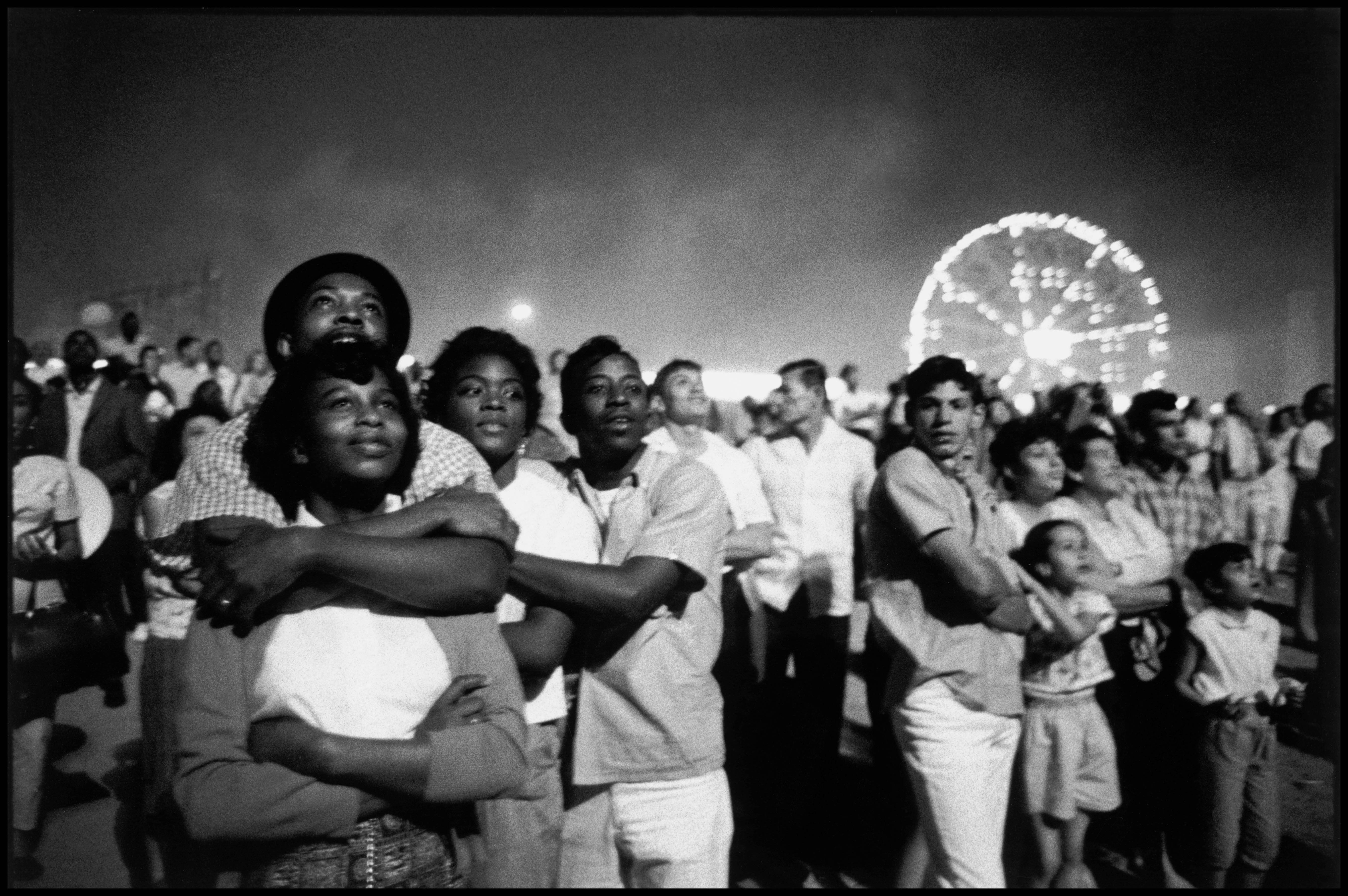 USA. New York City. 1962. Coney Island. 4th of July fireworks. © Bruce Davidson / Magnum Photos