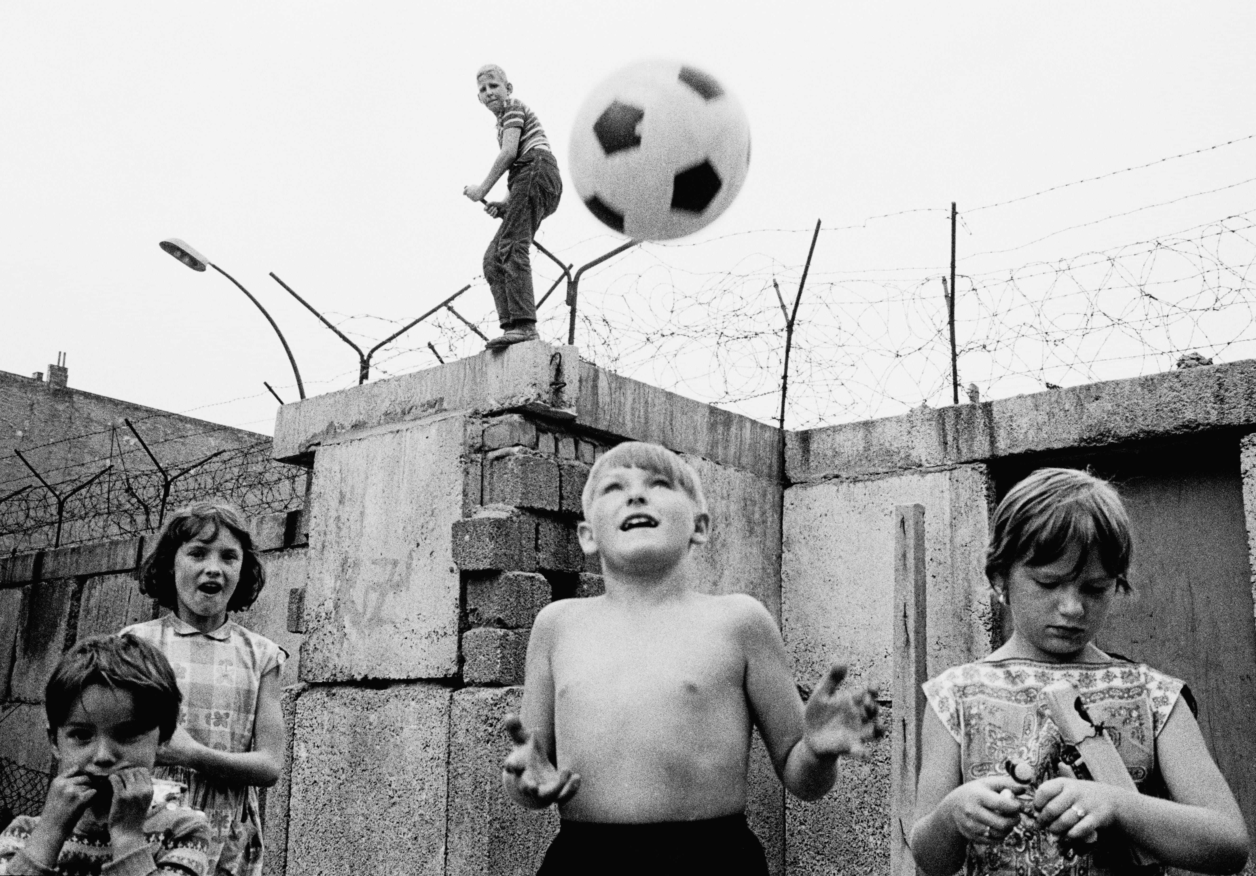 Berlin, Germany. Children playing at the Berlin Wall in Berlin-Wedding, 1963. ©Thomas Hoepker / Magnum Photos