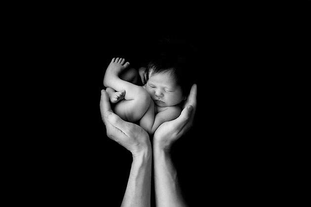 Newborn photography cupped hands