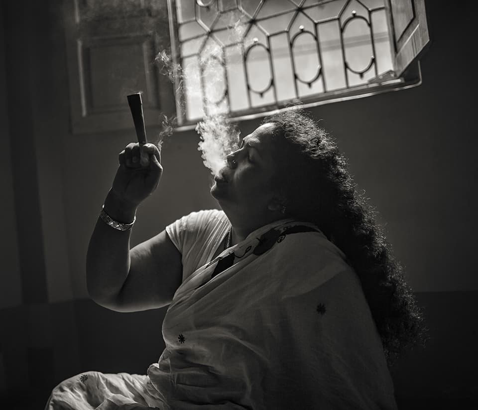 Moyna’s (54) Guru passed on leaving her the plainness of a widow along with responsibilities and restrictions of the real world. It’s been forty years since Moyna went home, but between the puffs of her smoking pipe she dreams for a death in motherland -Bangladesh. Kolkata, 2014.