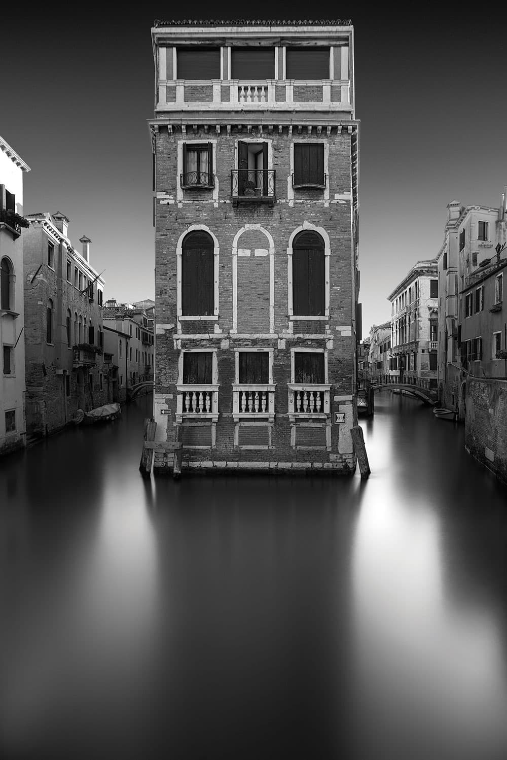 Monochrome house in Venice - Tony Sellen
